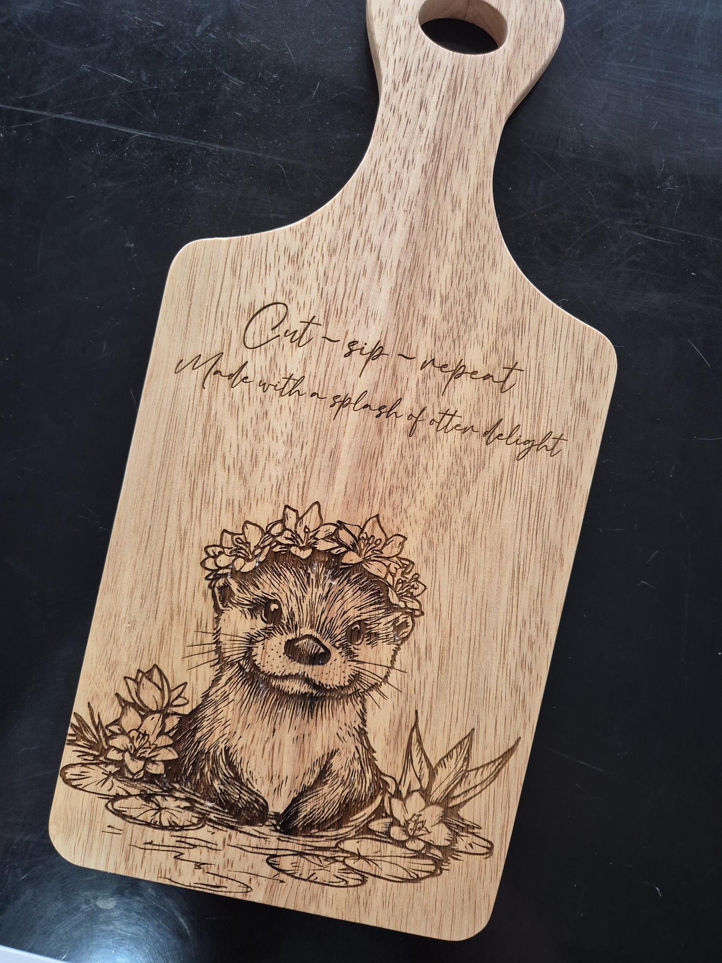 Personalised Otter Cutting Board – Custom Engraved Wooden Kitchen Gift