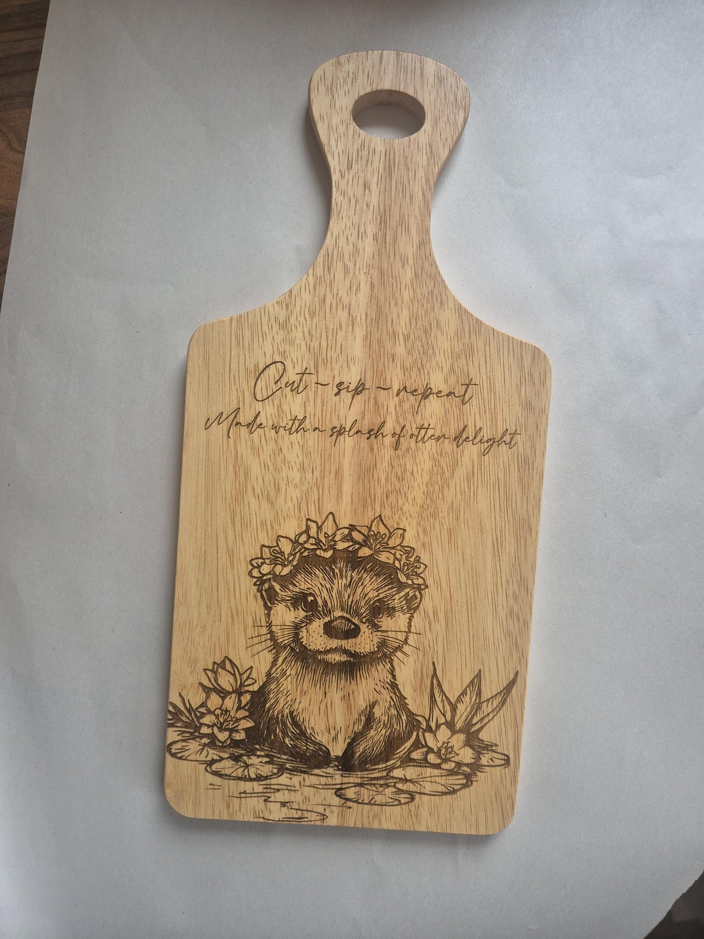 Personalised Otter Cutting Board – Custom Engraved Wooden Kitchen Gift