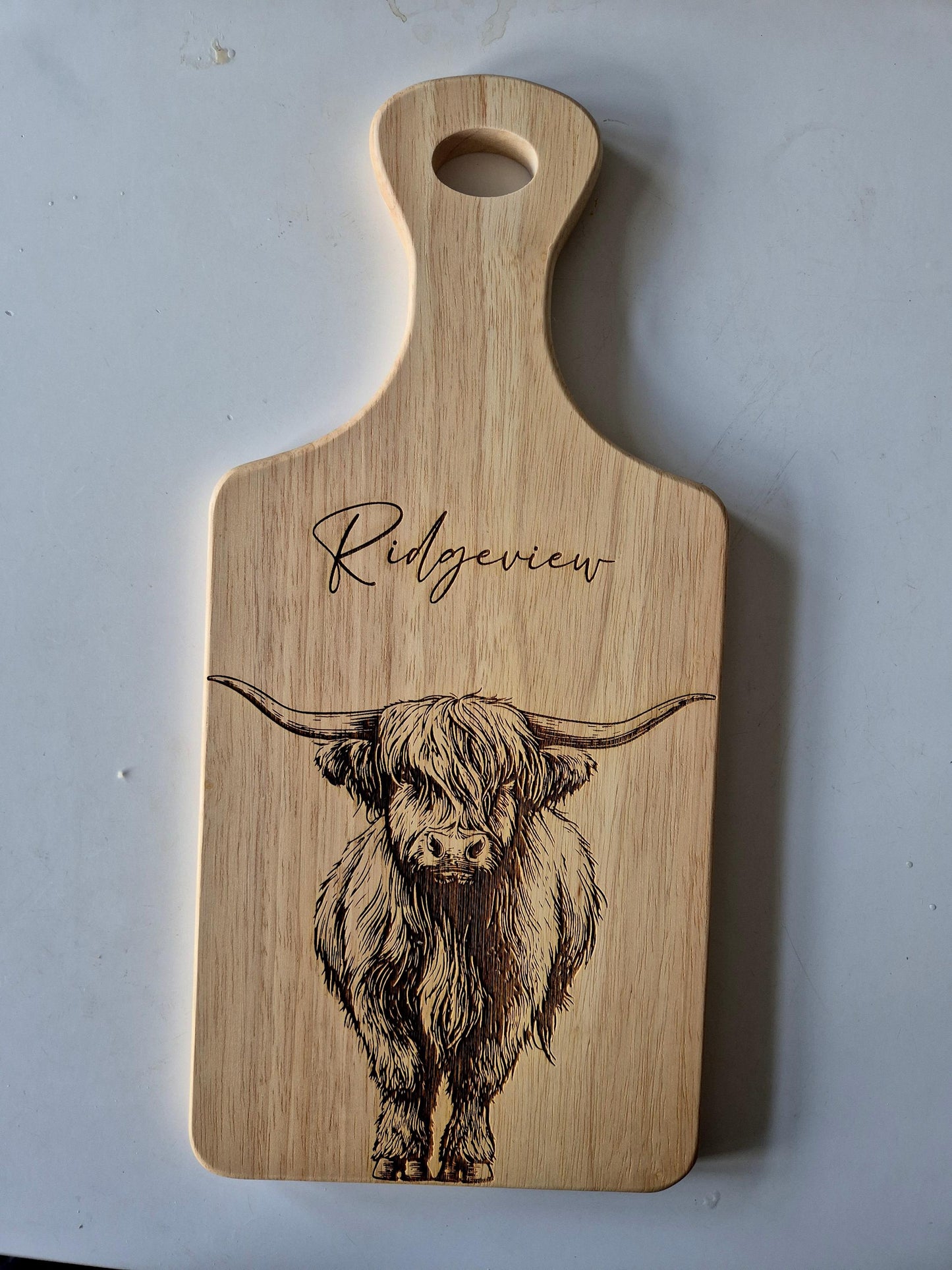 Personalised Highland Cow Chopping Board – Engraved Wooden Kitchen Gift